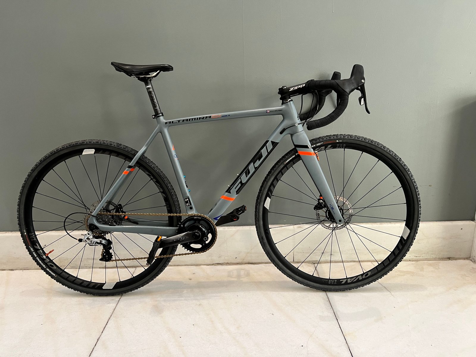 Complete 2018 Fuji Altamira CX Carbon 52cm